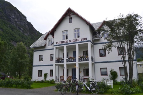 Petrines Gjestgiveri with bikes